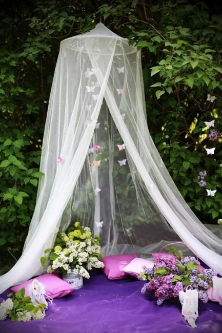 summer decorating with mosquito netting to create protected from bugs shelters Party Tent Decorations, Daybed Canopy, Outdoor Backdrops, Canopy Tent Outdoor, Backyard Canopy, Outdoor Shelters, Deco Studio, Garden Party Decorations, Tent Decorations