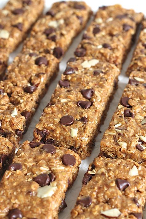 5-Ingredient (no-bake) Granola Bars - can be made with peanut butter or almond butter. Yum! Crunchy Oatmeal, Chocolate Chip Granola, Kindergarten Education, Wls Recipes, No Bake Granola Bars, Power Snacks, Honey Granola, Baked Granola, Granola Recipe Bars