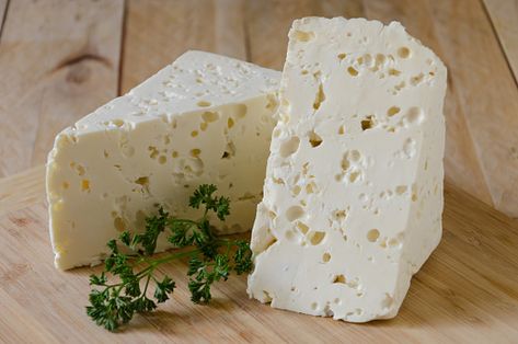 Cómo hacer QUESO FRESCO en casa con sólo TRES INGREDIENTES Queso Fresco Recipe, Making Cheese At Home, Basque Food, Cheese Making Process, Milk Curd, Cheese Making Recipes, Lean Cuisine, Serbian Recipes, Food Wallpaper