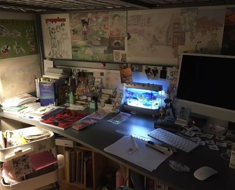 Cluttered Desk Aesthetic, Messy Room Aesthetic, Cluttered Desk, Deco Tv, Desk Study, Desk Inspo, Pretty Room, Aesthetic Rooms, Room Deco