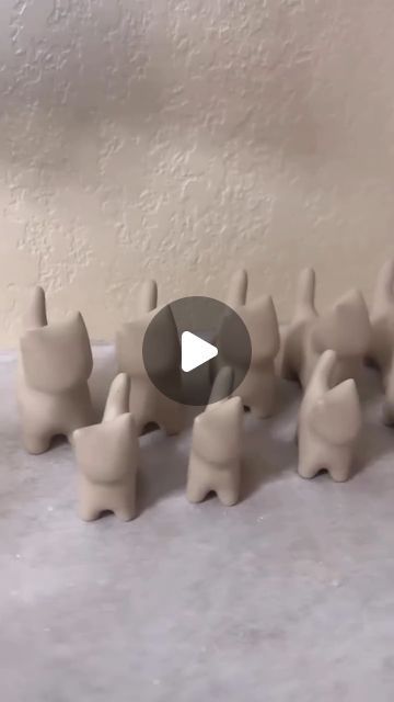 Pottery Cute Animals, Clay Cats Sculpture, How To Make A Clay Cat, Pottery Cats Ideas, Ceramic Cats Pottery, Cat Pottery Ideas, Cat With Clay, Ceramic Cats Sculpture, Cat From Clay