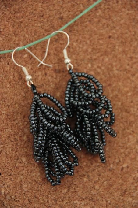 Black Seed Bead Earrings Seed Beaded Earrings, Motifs Perler, Diy Jewelry Inspiration, Beaded Tassel Earrings, Seed Bead Tutorial, Beaded Earrings Patterns, Beaded Bracelet Patterns, Beaded Jewelry Patterns, Seed Bead Bracelets