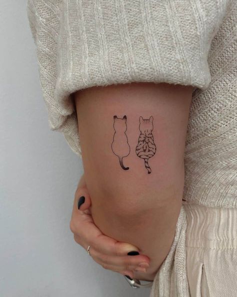 Cat Tattoo Simple, Tato Minimal, Cute Cat Tattoo, Tato Jari, Cat Tattoo Small, Minimal Tattoo Design, Cat Tattoos, Cat Tattoo Designs, Tato Lengan