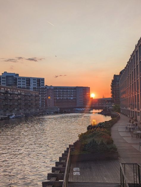 Downtown Milwaukee #mypic #milwaukee #sunset #downtown #wisconsin Sunset Aesthetic, Dream Apartment, Dark Academia, Milwaukee, Aesthetic Pictures, Wisconsin, Over The Years, Pins