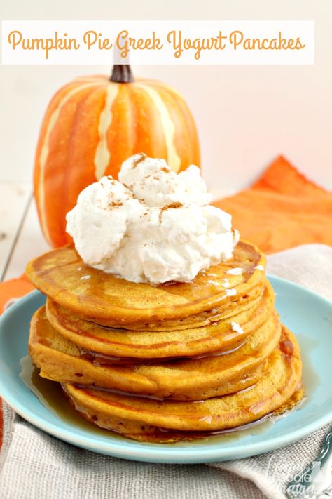 Enjoy all the deliciousness of a slice pumpkin pie for breakfast minus the guilt with these healthier Pumpkin Pie Greek Yogurt Pancakes. Pumpkin Pie Yogurt, Pumpkin Protein Pancakes, Pumpkin Yogurt, Greek Yogurt Pancakes, Flavored Pancakes, Pumpkin Pancake Recipe, Healthy Pumpkin Pies, Yogurt Pancakes, Yogurt Recipe