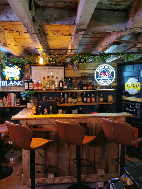 Small Speakeasy Room, Speakeasy Garage Bar, Home Dive Bar Ideas, Home Bar Themes, Dive Bar Basement, Garage Speakeasy, Ideas Para Bar, Home Sports Bar Ideas, Basement Snug