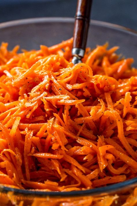 Coriander Vinaigrette, Carrot Dishes, Carrot Salad Recipes, Eastern European Recipes, Diner Recept, Ukrainian Recipes, Carrot Salad, Carrot Recipes, Indian Curry