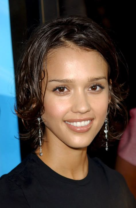 Jessica Alba Short Hair, Jessica Alba Hairstyles, Young Jessica Alba, Shoulder Length Straight Hair, Jessica Alba Hair, Supernatural Outfits, Side Curls, Honey Hair Color, Light Brunette