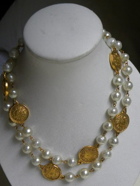 Pearl And Gold Necklace, Gold Coin Jewelry, Vintage Chanel Jewelry, Chanel Jewellery, Temple Jewelry Necklace, Designer Costume Jewelry, Gold Jewelry Outfits, Pearl Jewelry Design, Gold Jewelry Simple Necklace