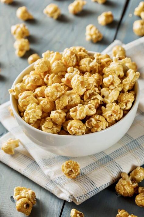 Oven Baked Caramel Popcorn Microwave Caramel Popcorn, Oreo Popcorn, Homemade Caramel Popcorn, Microwave Caramels, Caramel Corn Recipes, Spiced Popcorn, Popcorn Recipes Caramel, Healthy Popcorn, Popcorn Mix