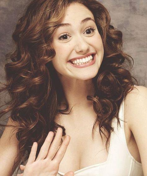 Emmy Rossum Smile, Forced Smile Reference, Emmy Rossum Curly Hair, Insane Woman, Emily Rossum, Forced Smile, Jewel Staite, Woman Pose, Photo Woman