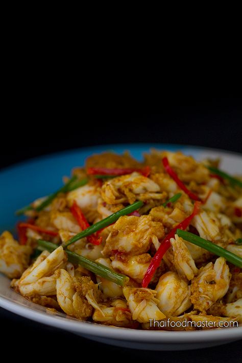 Most Thai curry dishes call for freshly prepared curry paste that is best used fresh just before cooking. Here is a delicious and simple exception - Stir-fried crab meat in curry powder, milk and eggs - A popular Thai seafood recipe which is unique in its use of commercially available curry powder. The dish was first created by Teochew Chinese chefs in the numerous Chinese restaurants in Bangkok who used to cater to the working class of Thai-Chinese immigrates, that came to the Kingdom from the Thai Curry Recipes, Crab Meat Recipes, Authentic Thai Food, Tasty Thai, Paste Recipe, Thai Cooking, Thai Dishes, Crab Recipes, Curry Dishes