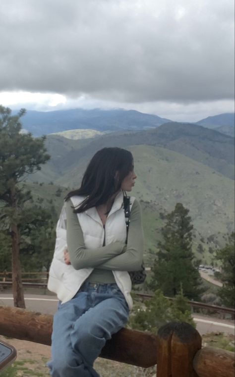 Mountain View Outfit, Pose For Mountain View, Mountain Picture Ideas, Mountain Outfits, Mountain Photo Ideas, Pretty View, Mountain Pictures, Mountain Outfit, White Vest