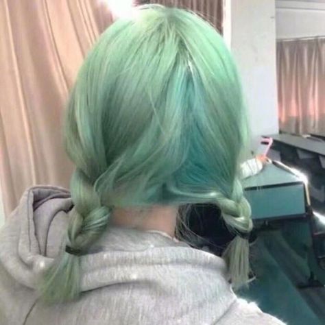 Green Hair Light, Green Hair Aesthetic, Hair Color Green, Light Green Hair, Green Hair Color, Green Hair Girl, Mint Green Hair, Air Bangs, Mint Hair