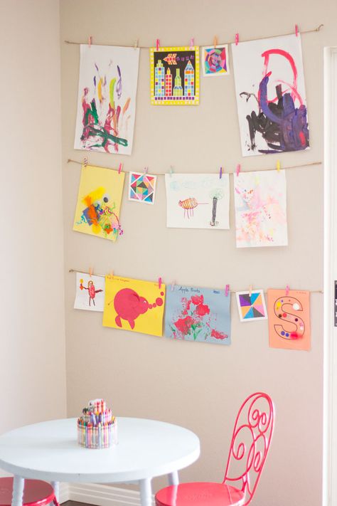 Great idea of how to display kids artwork using twine and minipegs. I've got some pretty blue gardening twine I could use. DIY. Studio Seni, Displaying Kids Artwork, Art Display Kids, Pb Kids, Playroom Wall Art, Playroom Wall, Kids Artwork, Toy Rooms, Artwork Display