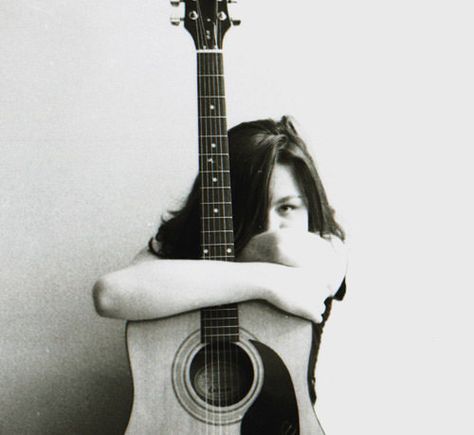 Guitarist Photography, Guitar Portrait, Music Photoshoot, Musician Portraits, Musician Photography, Guitar Photos, Guitar Photography, Fotografi Vintage, Female Guitarist