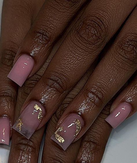 Cute Short Nails Neutral, Class Nail Design, Short Acrylic Nails For Older Women, Fall Short Nails 2024, Nail Ideas Medium Square, Cute Short Nails Fall, Short Nail Designs Gold, Hoco Nails Square, Subtle Gold Nails