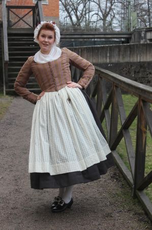 Just yes Maid Photoshoot, Black New Years Outfit, Tavern Wench, Quilted Petticoat, Tumblr Dress, 1770s Fashion, Tudor Dress, 18th Century Dress, 18th Century Clothing