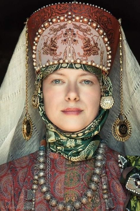 A Sorbian folk costume by Iwajla Klinke. Traditional costumes of boyars, russian medieval aristocrats 16th century. Slavic Headdress, Kokoshnik Russian, Russian Headdress, Baba Jaga, Russian Clothing, Ethno Style, Russian Culture, Russian Woman, Red Room