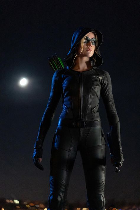 <em>Arrow</em> photos reveal new character in potential <em>Green Arrow & the Canaries</em> spin-off Tv Show Logos, Arrow Tv Series, Arrow (tv Show), Cw Dc, Arrow Oliver, Team Arrow, Foto Top, Tv Shows Funny, Arrow Tv