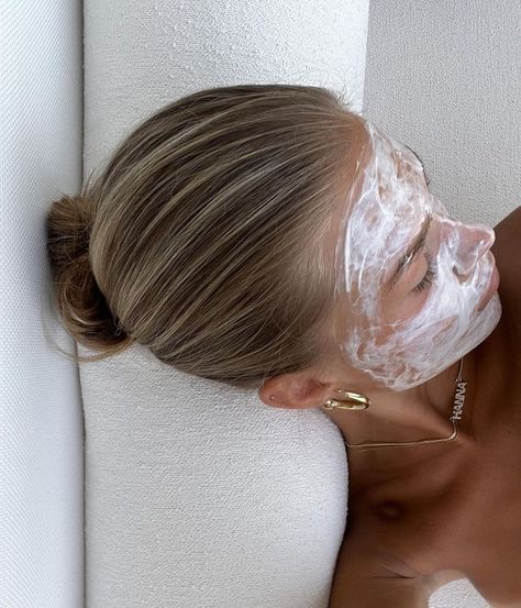 self care Luxury Self Care Aesthetic, Clean Rich Girl Aesthetic, Skin Care Aesthetic Pictures, Self Care Face Mask, Hair Self Care, Gala Outfits, Photography Concepts, Face Mask Skin Care, Vanilla Girl Aesthetic