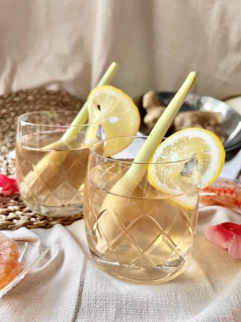 2 glasses of tea with lemongrass sticks and a slice of lemon on them. Lemongrass Tea Recipe, Lemongrass Drink, Asian Drinks, Flavored Waters, Teas Recipes, Asian Dinner, Thanksgiving Meals, Authentic Asian Recipes, Lemongrass Tea