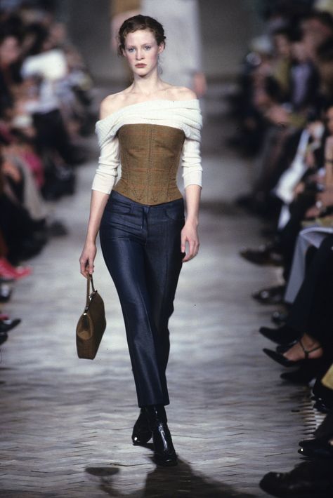 runway collections - Search / X Chloe 90s Runway, Chloé Runway, Chloe Runway, Vintage Runway Fashion, Fashion Runway Show, 90s Runway Fashion, Casual Day Outfits, Early Fall Outfit, Fashion Runway