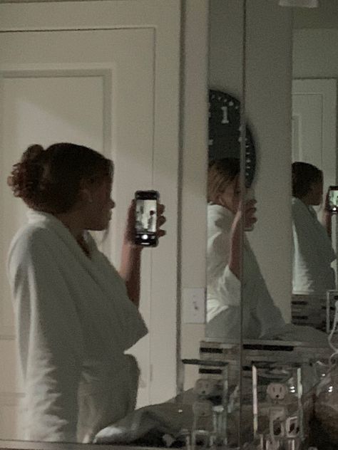 Bathrobe Mirror Selfie, Bathroom Mirror Poses Photo Ideas, Shower Pictures Instagram, Bathroom Selfies Instagram, Bathroom Pics Instagram, Bathroom Selfie Aesthetic, Gcse Reflections, Bathroom Mirror Selfie Poses, Mirror Wall Decor Bedroom