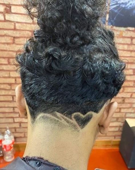 Undercut Hair Designs, Fade Haircut Designs, Fade Haircut Curly Hair, Taper Fade Curly Hair, Haircut Selfie, Photo Hijab, Edgars Haircut, Undercut Long Hair, Shaved Hair Designs