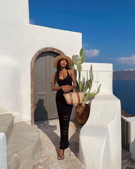 Sardinia Outfit Ideas, Oia Santorini Outfit, Vacation Outfits Greece Santorini, Greek Vacay Outfit, Outfit For Santorini, Santorini Greece Instagram Pictures, Mykonos Outfit Summer, Greek Island Outfits, Mykonos Greece Outfit