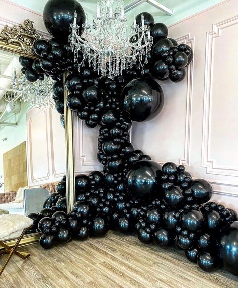 All Black Balloon Decor, Monochromatic Balloons, Leather And Lace Party, Red Carpet Theme Party, Wedding Gatsby, 19th Bday, All Black Party, Red Carpet Theme, Balloons Design