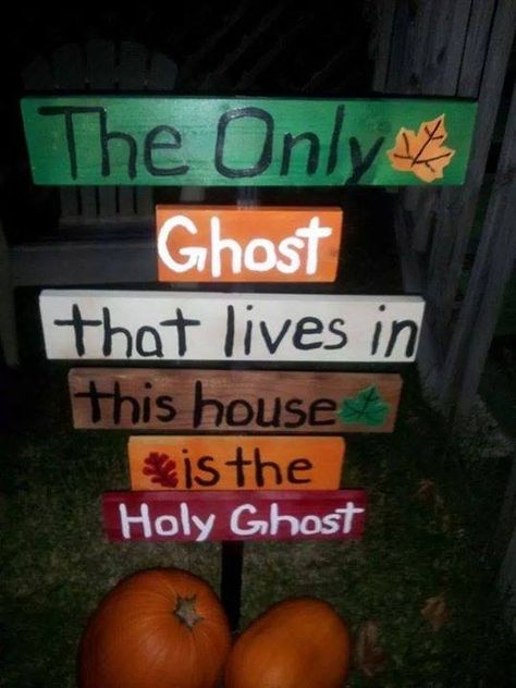 "The Only Ghost that lives in this house is the Holy Ghost" sign Bible Jokes, Christian Funny, Fall Yard Decor, Lds Memes, Church Memes, Church Humor, Christian Halloween, Jesus Memes, Christian Jokes