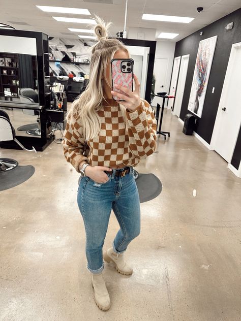 Spring Salon Outfits, Hair Dresser Outfits Fashion, Hairdresser Outfit Work, Hair Dresser Outfits, Salon Outfits, Hairstylist Outfits, Hair Stylist Outfit, Sneakers Outfit Spring, Fall Thrift