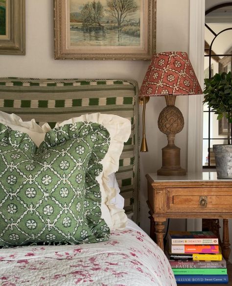 English Country Apartment, Gender Neutral Guest Bedroom, Sage Green Walls Bedroom, Green Walls Bedroom, Country Apartment, Neutral Guest Bedroom, Dream House Country, Royal Interior, Cottage Bedrooms