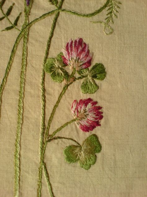 Details of red clover flowers from the "Cornfield flowers" project Red Clover, Embroidery, Flowers, Red, Pink