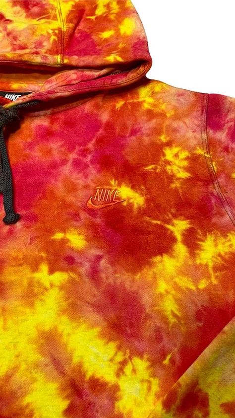 Red And Yellow Tie Dye, Fire Tie Dye, Tie Dye Hoodie Techniques, Tie Dye Ideas Pattern, Cool Tye Dye Patterns, Tye Dye Bleach, Tie Dye Ideas, Easy Diy Tie Dye, Salmon Mousse