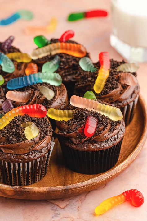 Worms And Dirt Cupcakes, Gummy Worm Cupcakes, Dirt Cake Cupcakes, Reptile Cupcake Ideas, Worm Birthday Party, Reptile Cupcakes, Shrek Cupcakes, Veggie Cupcakes, Worm Cupcakes