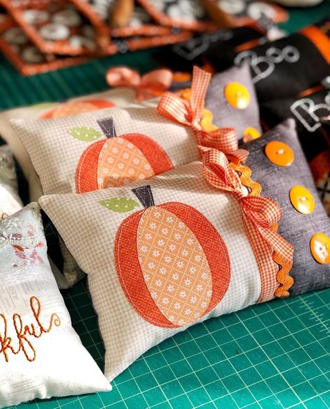 Eilene | Handcrafted Maker on Instagram: “Happy Monday! My work table is filling up with goodies for this weeks restock #wahoo 👏🏻. It’s the last falloweeniving sale for the season…” Christmas Felt Ornaments, Fall Ornaments, Pumpkin Candy Corn, Felt Ornaments Patterns, Fall Candy, Felt Snowman, Felt Pumpkins, Applique Pillows, Christmas Felt