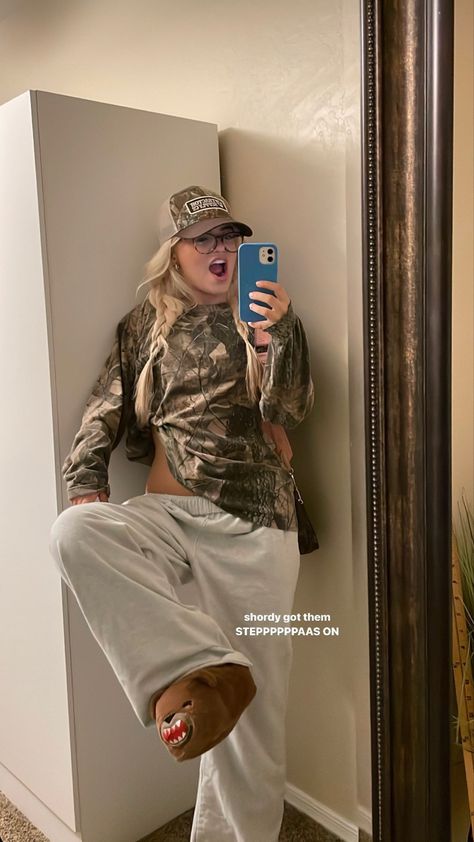 T Shirt And Sweats Outfit, Camo Fit Aesthetic, Crewneck Layered Outfit, Real Tree Shirt Outfit, Different Types Of Clothing Styles Aesthetic, Electric Zoo Outfit, Camo Shirt Outfit Aesthetic, Camo Outfits Aesthetic, Cute Camo Outfits For Women