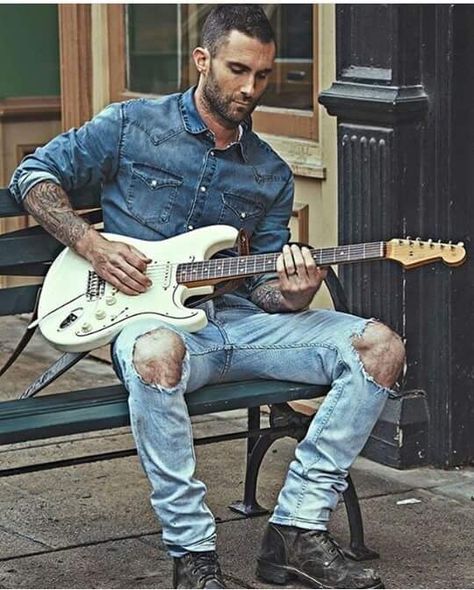 Whoaaaa Adam Adam Levine Style, Adam And Behati, Gwen And Blake, Hubba Hubba, Best Mens Fashion, Adam Levine, Estilo Punk, Maroon 5, Well Dressed