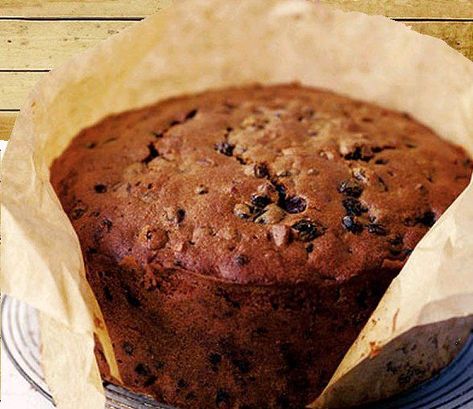 This traditional Irish Christmas Cake will go perfect with a steaming hot cuppa tea this winter. Plum Pudding Recipe, Christmas Cake Recipe, Chocolate Yule Log, Ireland Food, Favorite Christmas Recipes, Food Tourism, Irish Christmas, Irish Food, Plum Pudding