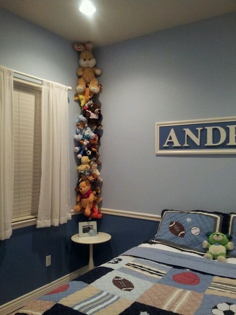 Easy Way to store stuffed animals. All I used was a file ring, rope, and clothes pins. So easy! Ways To Store Plushies, Store Stuffed Animals, Stuffed Animal Diy, Stuffed Animal Displays, Diy Stuffed Animal, Girls Room Organization, Storing Stuffed Animals, Homemade Stuffed Animals, Disney Rooms