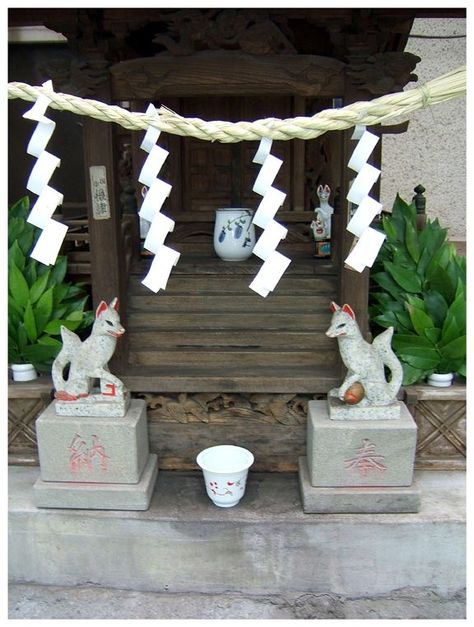 Japanese Statue, Things To Do In Tokyo, Shrines Art, Japanese Fox, Farm Products, Japanese Shrine, Shrine Maiden, Spiritual Images, Shinto Shrine