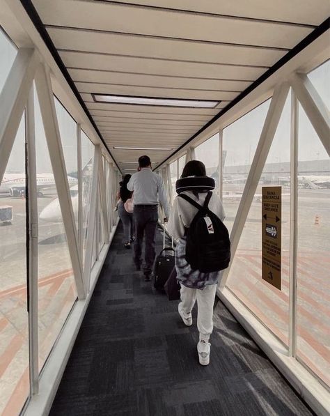 Avion Aesthetic, Mexico Airport, Converse Ootd, Aesthetic Window, Trip Journal, Airport Vibes, Pic Aesthetic, Airport Aesthetic, Travel Picture Ideas