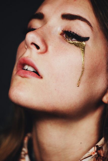 Gold Beauty Fotografie, Halloween Make-up Looks, Photographie Portrait Inspiration, Beauty Make-up, Halloween Makeup Looks, Editorial Makeup, 인물 사진, Creative Makeup, Makeup Art