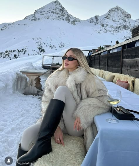 St Moritz Outfit Winter, Winter Outfits Snow Aesthetic, Aspen Aesthetic Winter, Utah Winter Aesthetic, Mountain Winter Outfits, St Moritz Outfit, St Moritz Aesthetic, Snowy Winter Outfits, Aspen Outfit Winter