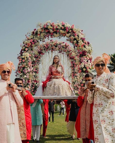 Bride Entry Indian Wedding Doli, Day Varmala Ideas, Doli Entry Bride, Palki For Bride Entry, Varmala Theme, Flower Chadar For Bride Entry, Dulhan Entry Ideas, Bridal Entry Ideas Indian, Bride Entry Indian Wedding