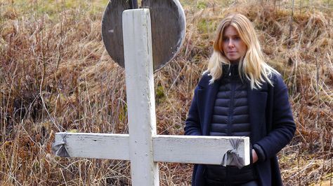 Reporting on the disappearance or murder of hundreds of Canadian women and girls. Stacy Dooley, Stacey Dooley, Police Corruption, Native Women, Canadian Women, Fabulous Women, Indigenous Women, Netflix Documentaries, Bbc Sport