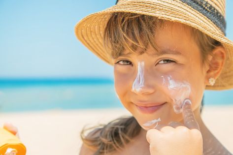 Sunscreen on the skin of a child | Premium Photo #Freepik #photo #people #baby #heart #water Health Ads, Babo Botanicals, Baby Sunscreen, Happy National Day, Sun Protection Cream, Sunless Tanner, Baby Heart, Sunscreen Stick