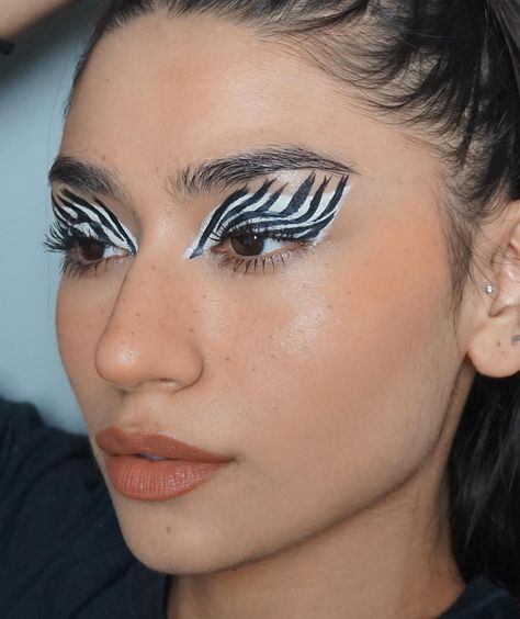 Zebra Makeup, Fox Makeup, Animal Makeup, Faux Freckles, Halloween Makeup Diy, Rave Makeup, Halloween Makeup Tutorial, Latest Makeup, Crazy Makeup